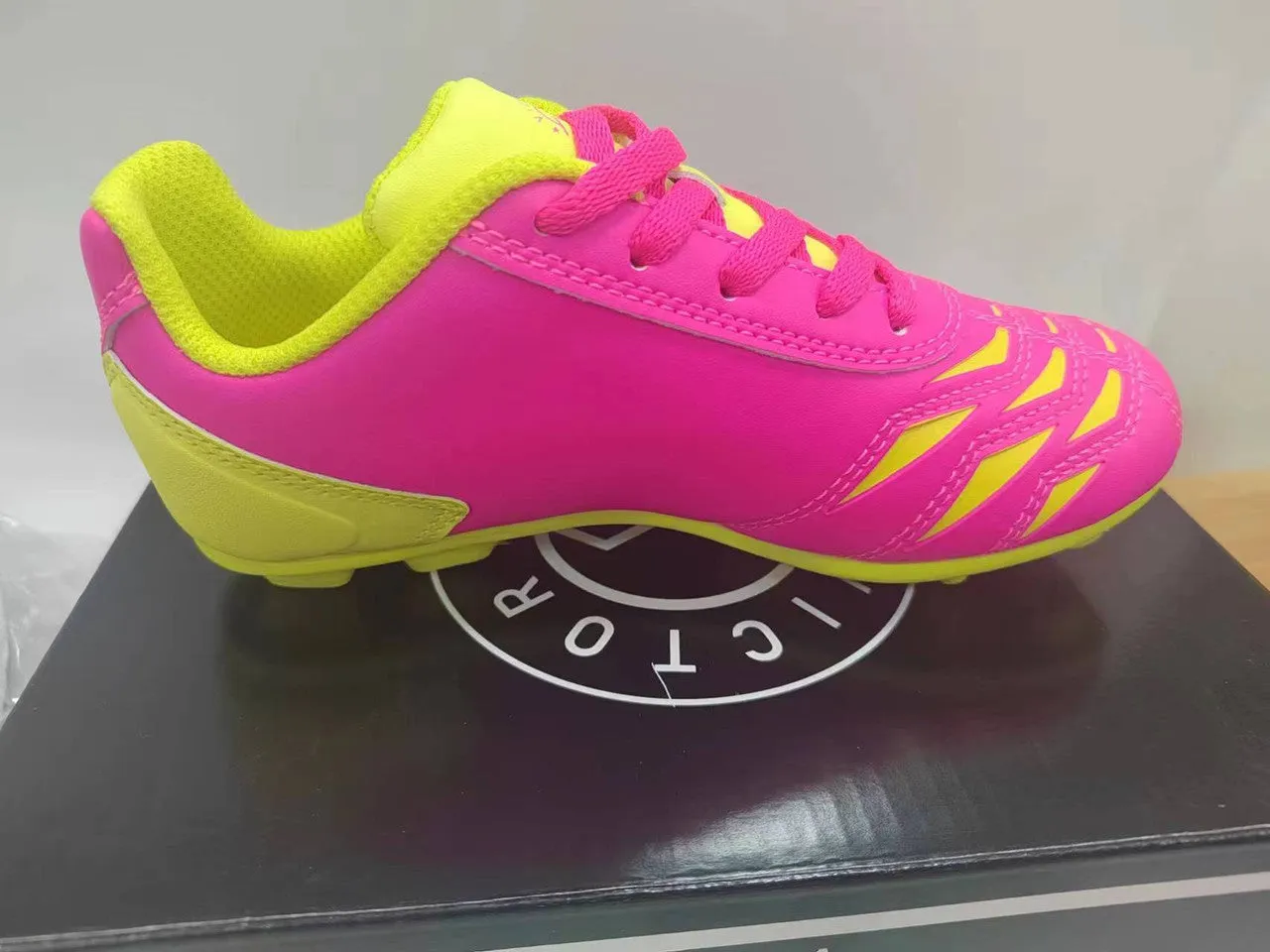 New Victor Sierra Kids Cattura MD Jr Soccer Shoes Size 6- Pink/Yellow