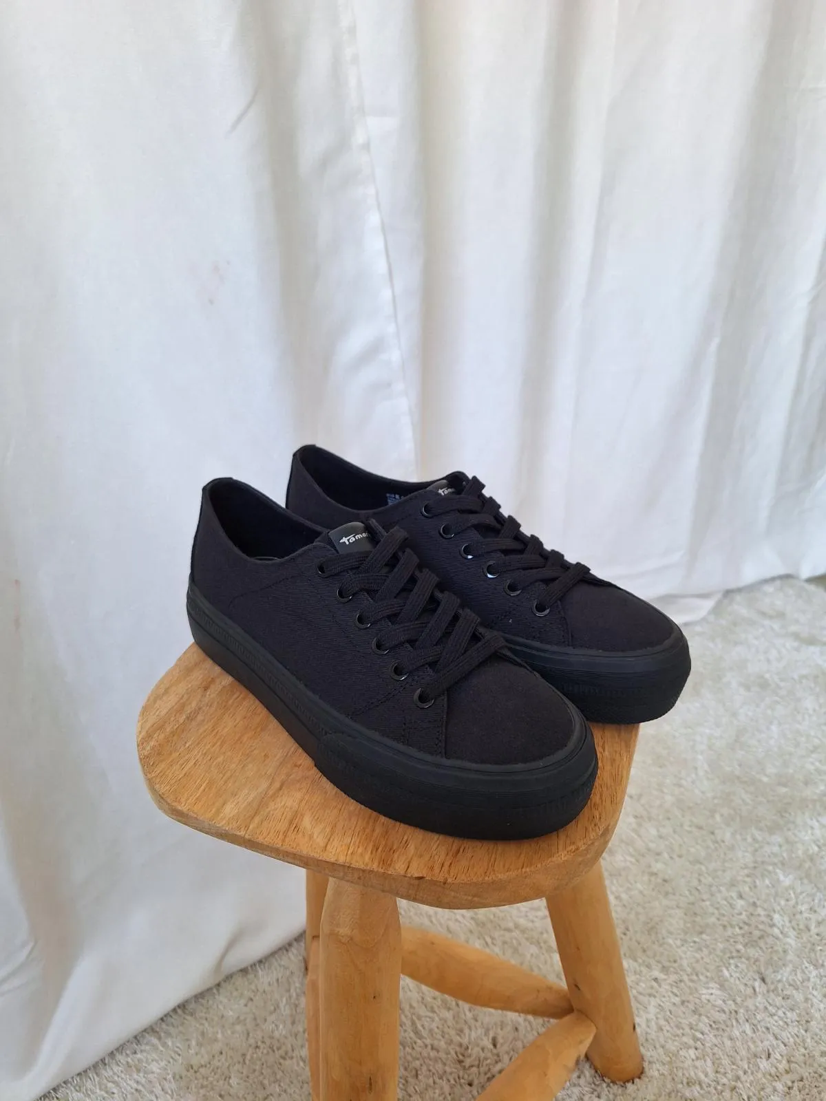 SVART TAMARIS SNEAKERS CANVAS