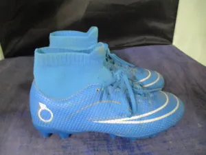 Used Blue Soccer Cleats Size 32 / 1