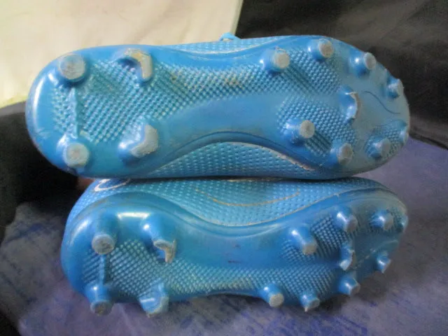 Used Blue Soccer Cleats Size 32 / 1