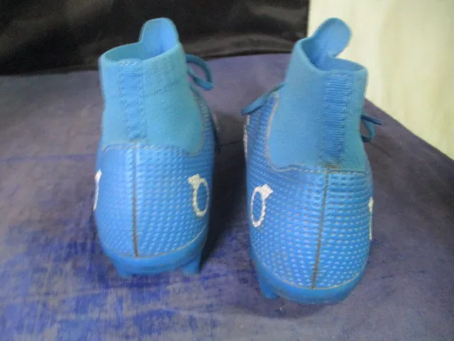 Used Blue Soccer Cleats Size 32 / 1