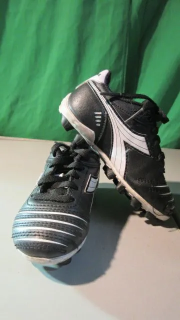 Used Diadora Kid's Cattura MD Jr Soccer Outdoor Cleats - K9.5