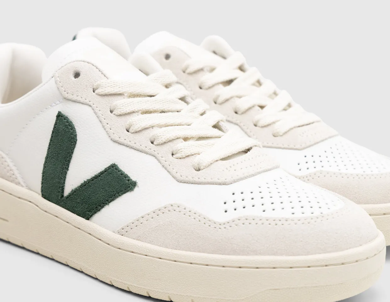 VEJA Women's V-90 Leather Extra White / Cyprus