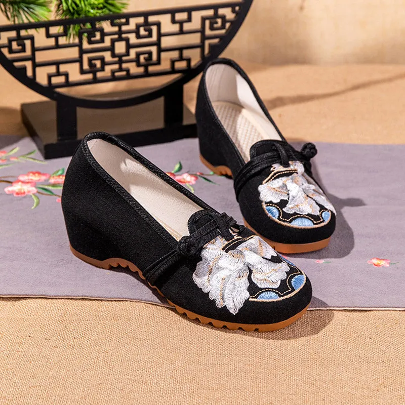 Vintage Handmade Chinese Buckle Embroidered Casual Shoes